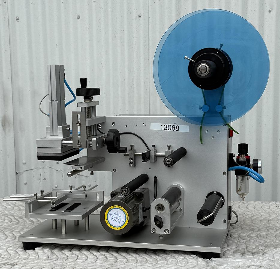 Used Pneumatic Type Flat Surface Labeling Machine