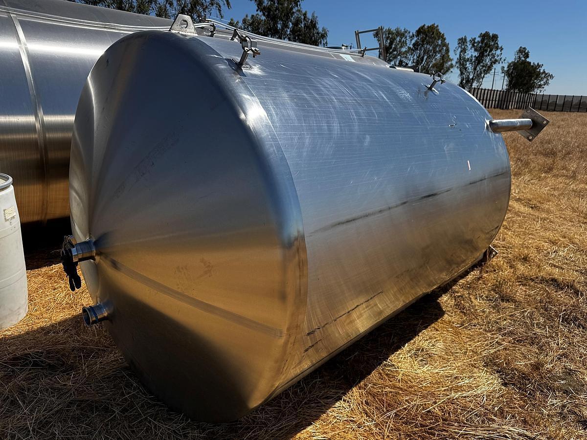 Used Tank, 1,500 Gallon, Stainless Steel, Vertical, Cherry-Burrell