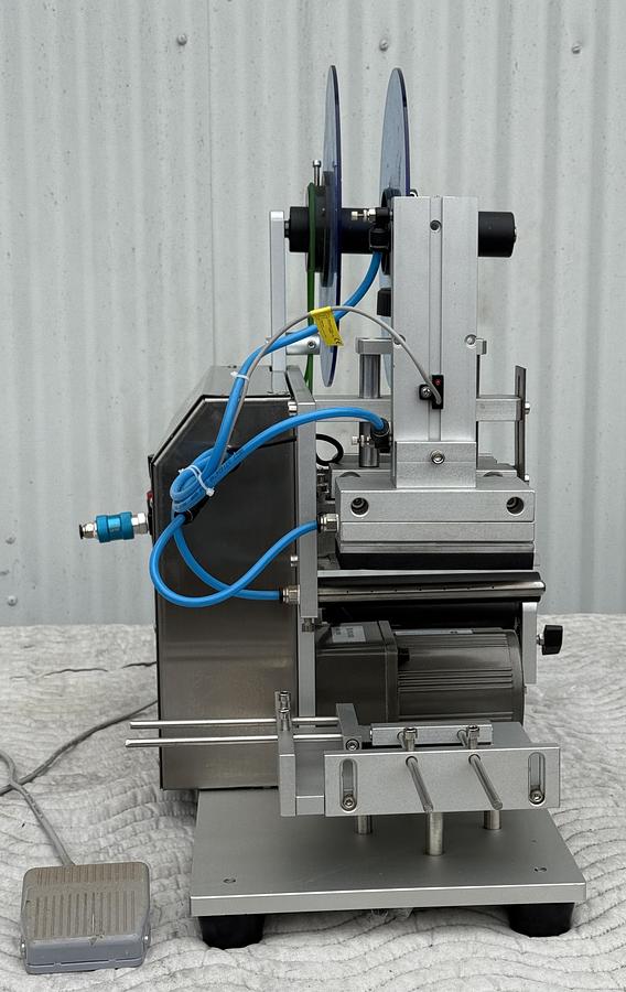 Used Pneumatic Type Flat Surface Labeling Machine