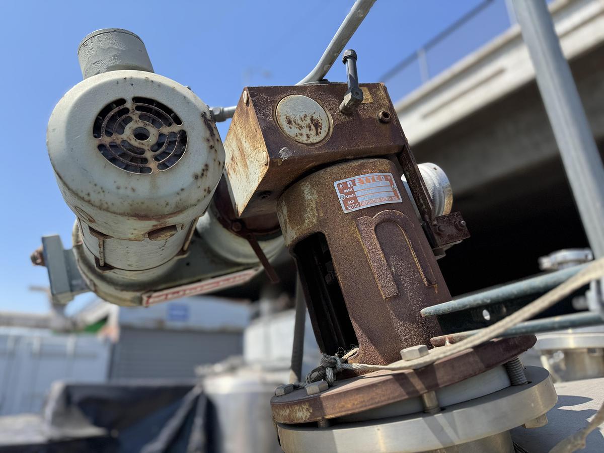 Used Lee 300 gallon tank w/ 1.5 h.p. Lightnin Mixer