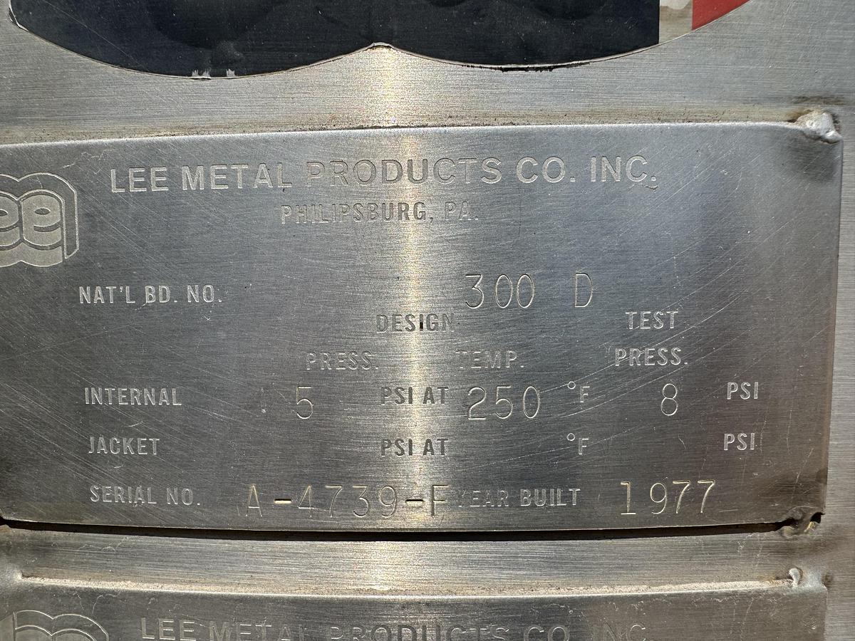 Used Lee 300 gallon tank w/ 1.5 h.p. Lightnin Mixer