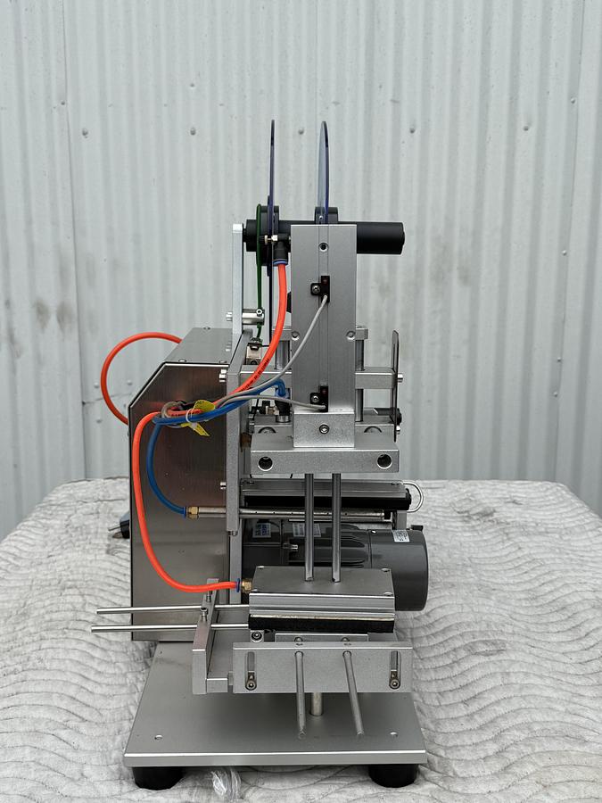 Used Pneumatic Type Flat Surface Labeling Machine