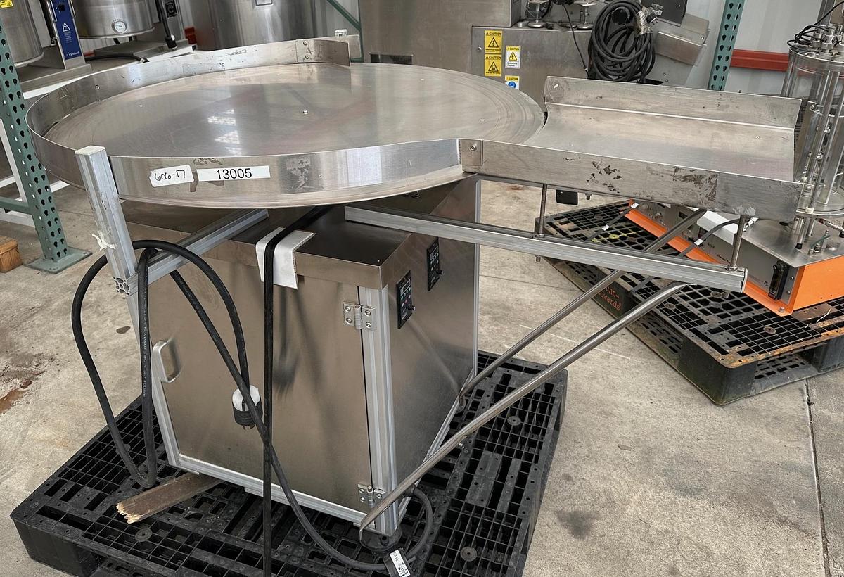 Used Accumulating Table 36'' diameter, S.S.