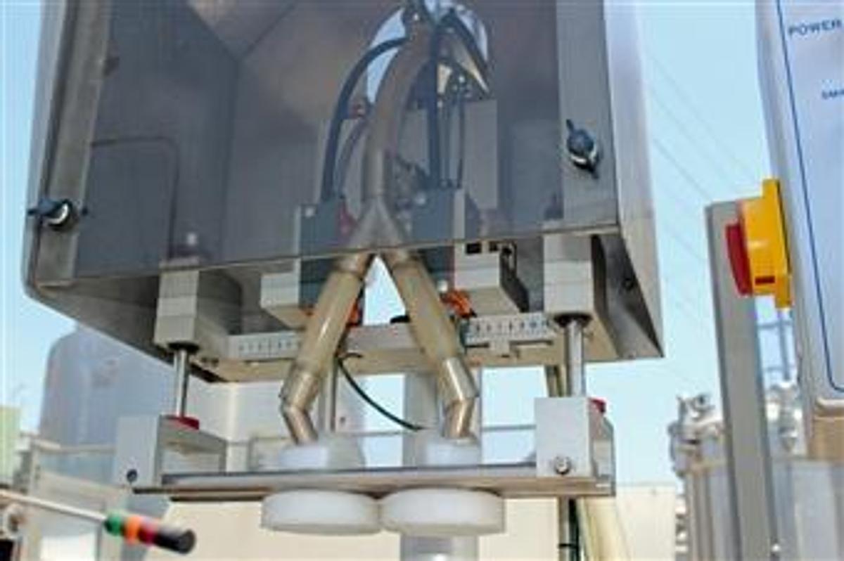 Used DT/Kalish Model 6540 Bottle Air Cleaner w/ S.S. Conveyor