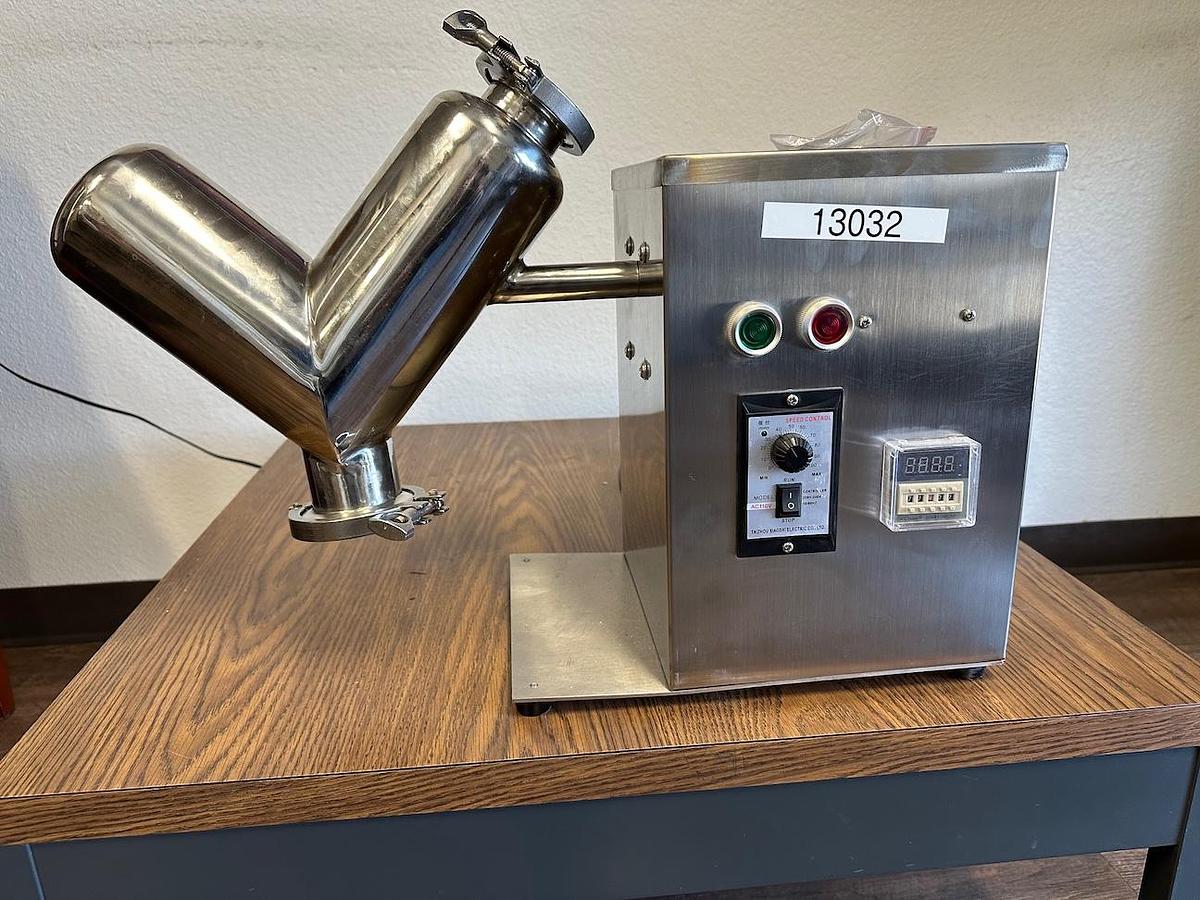 Used approx. 1 liter s.s. V-blender