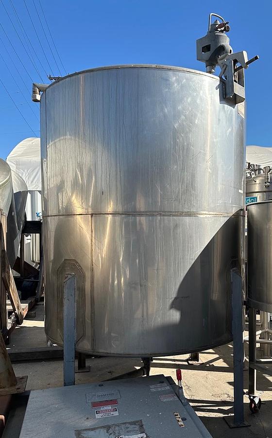 Used approx 1000 gallon S.S. Tank w/ Lightnin Mixer