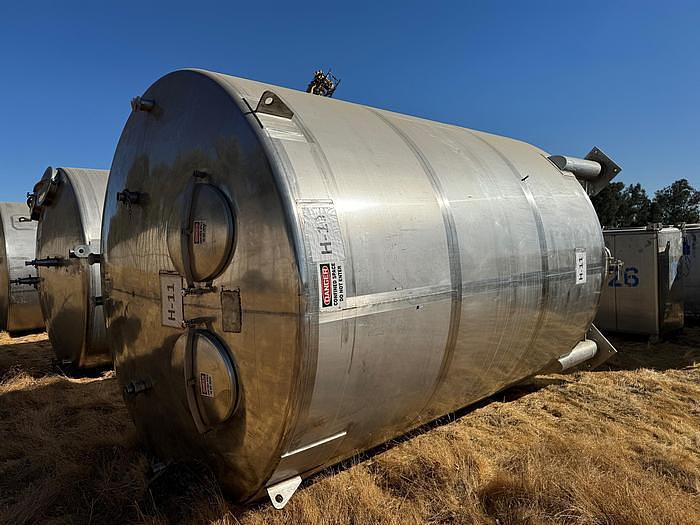 Used Tank, 6,500 Gallon, Stainless Steel, Dish Bottom, Legs, Dual