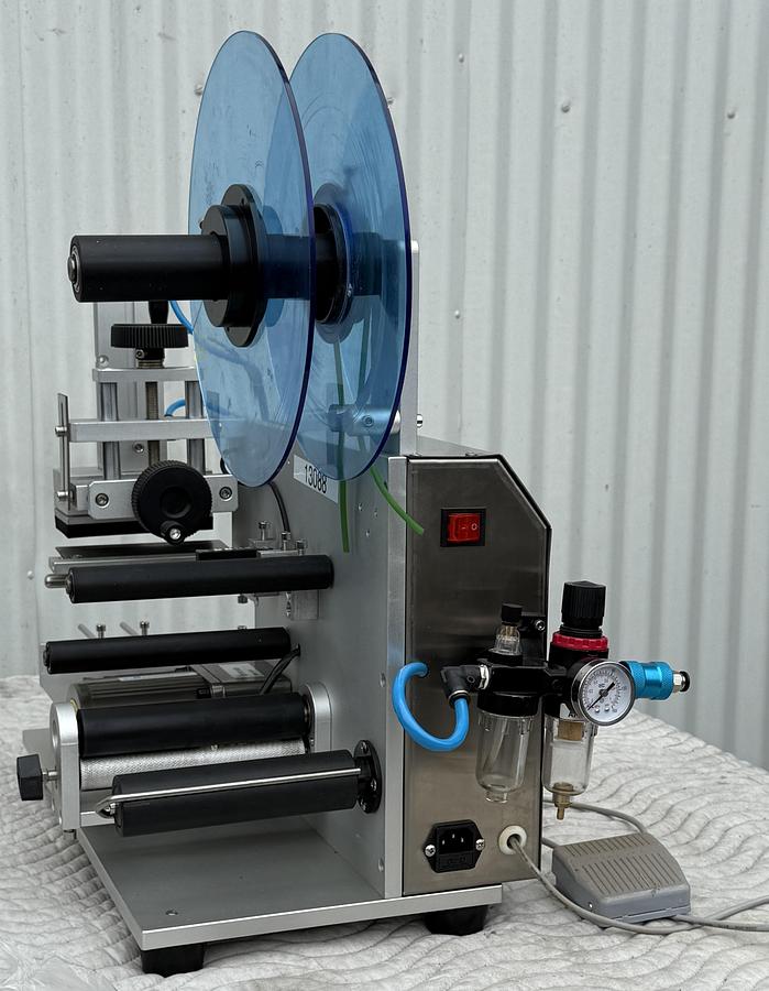 Used Pneumatic Type Flat Surface Labeling Machine