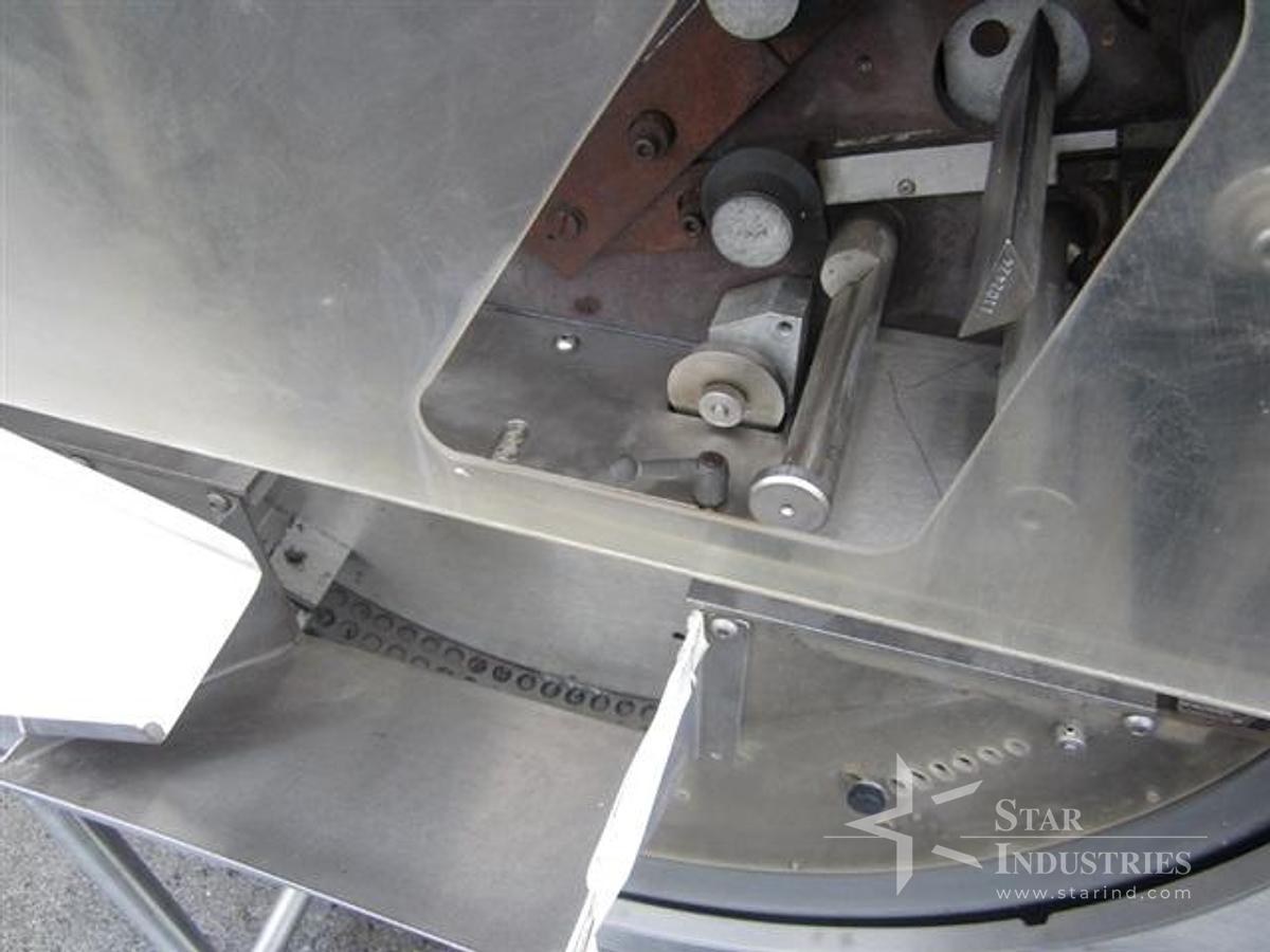 Used IMA MODEL F350 FARMOMAC 8 SPINDLE CAPPER