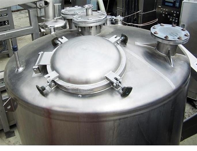 Used 600 gallon Tank,  s.s., non-jacketed, side discharge
