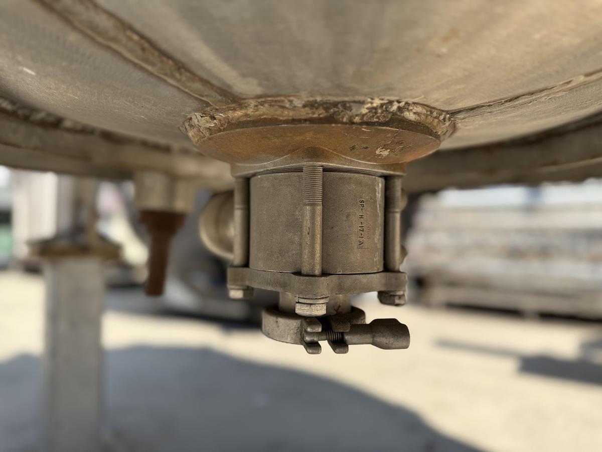 Used Lee 300 gallon tank w/ 1.5 h.p. Lightnin Mixer