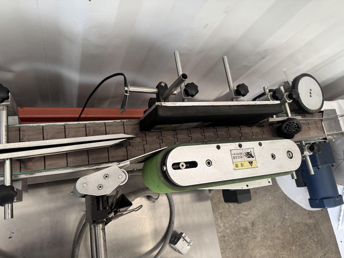 Used Labeler for round bottles, Model BLM