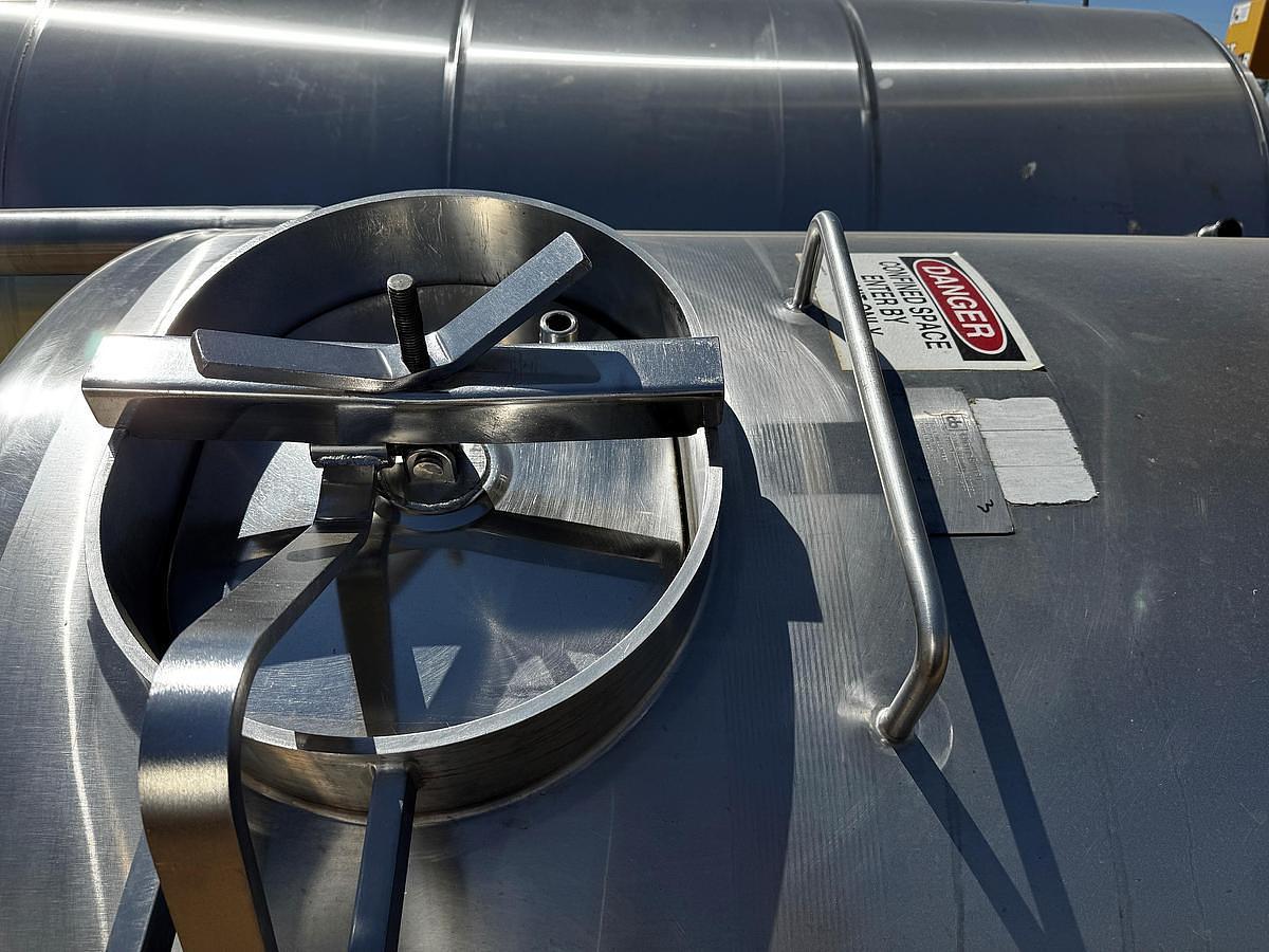 Used Tank, 1,500 Gallon, Stainless Steel, Vertical, Cherry-Burrell