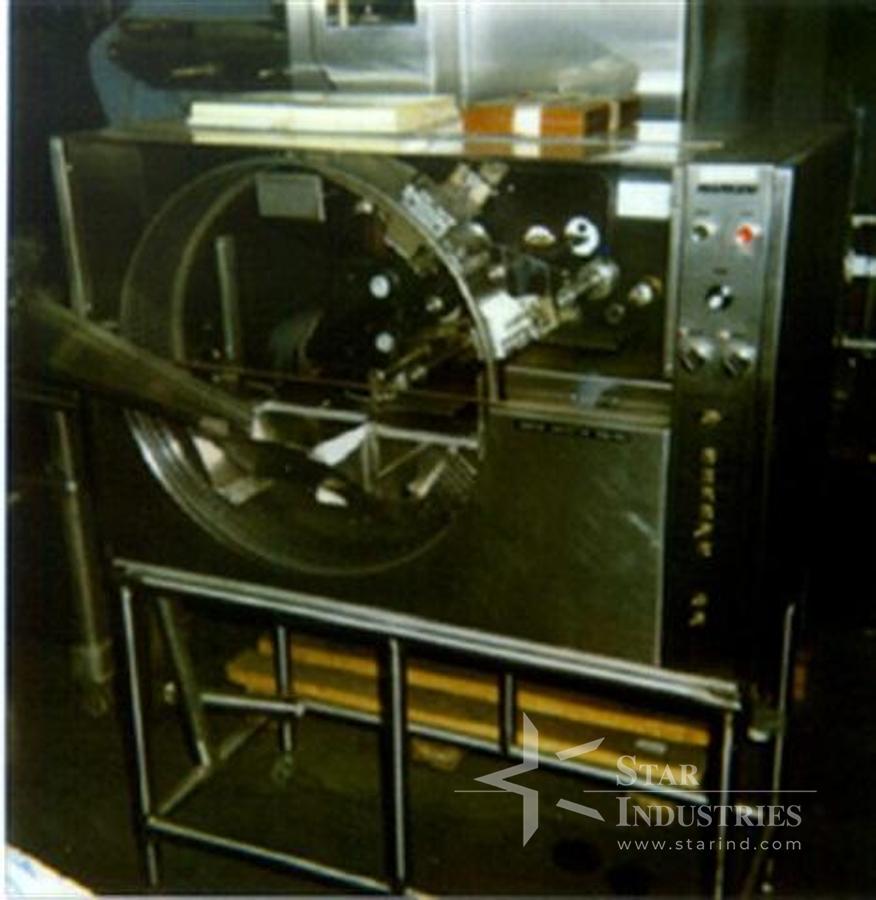 Used IMA MODEL F350 FARMOMAC 8 SPINDLE CAPPER