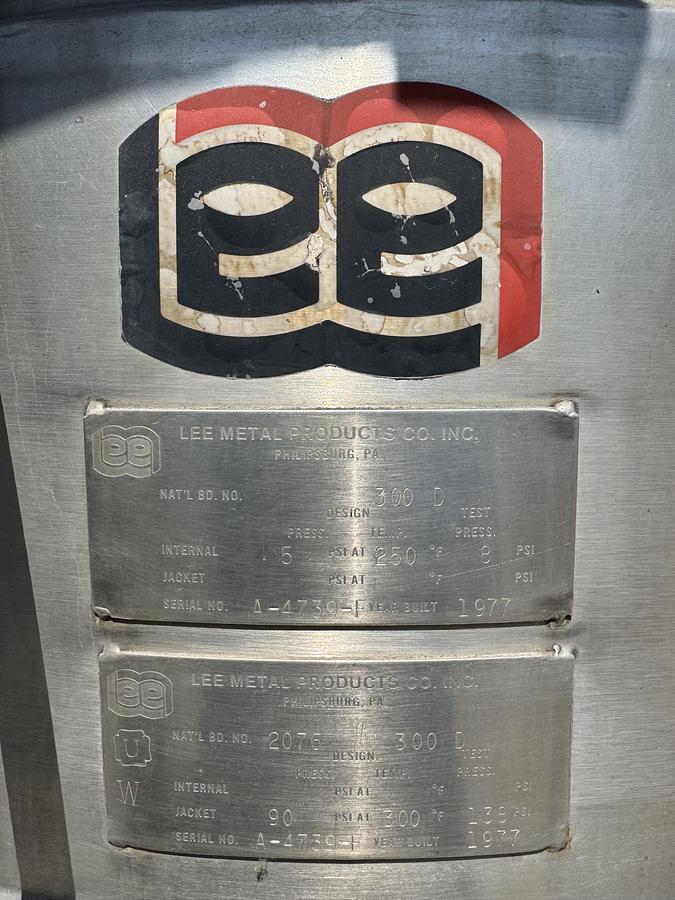 Used Lee 300 gallon tank w/ 1.5 h.p. Lightnin Mixer