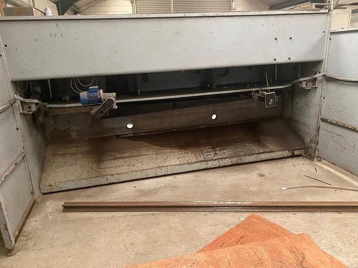 Used 2001 OMAG ES38 3m x 8mm Guillotine Shears