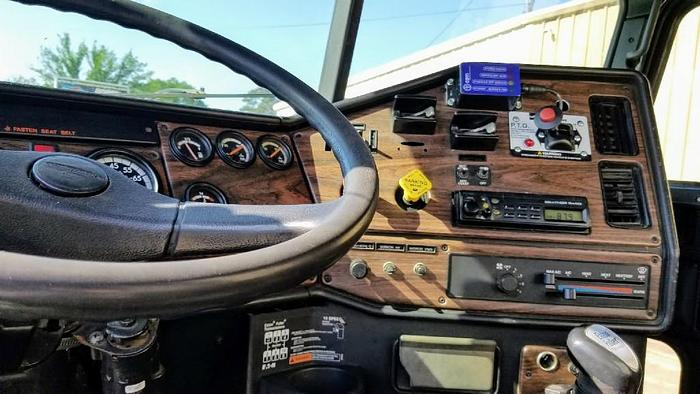 Used 2000 Freightliner FLD120