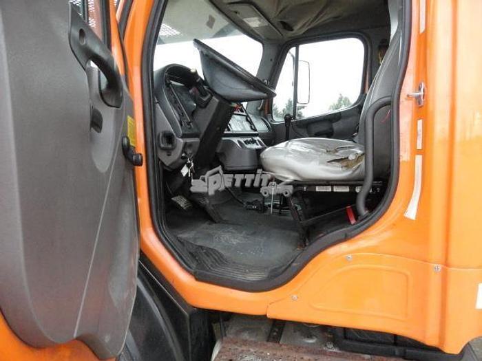 Used 2011 FREIGHTLINER BUSINESS CLASS M2 106