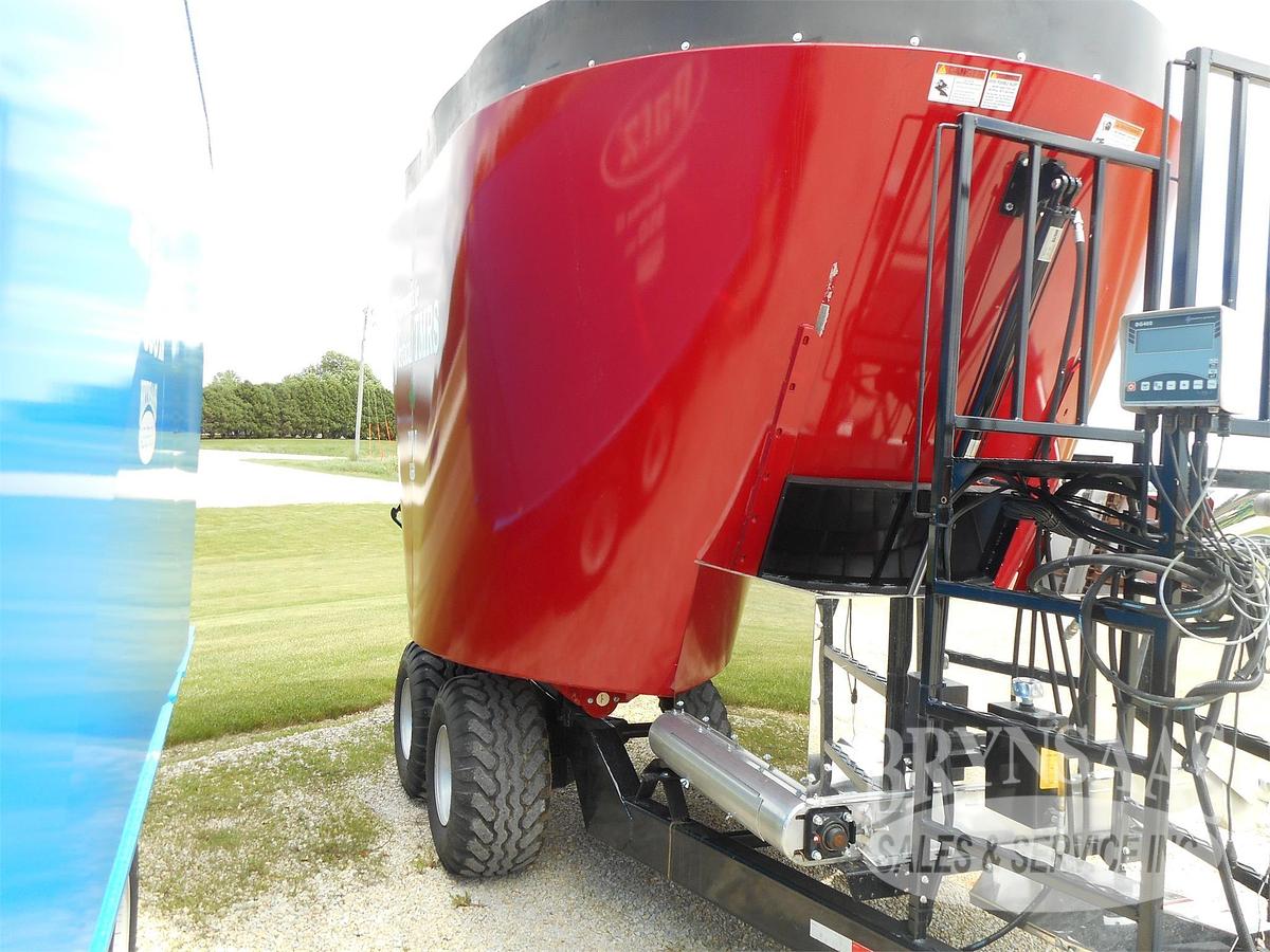 CLOVERDALE 720T Vertical TMR Mixer