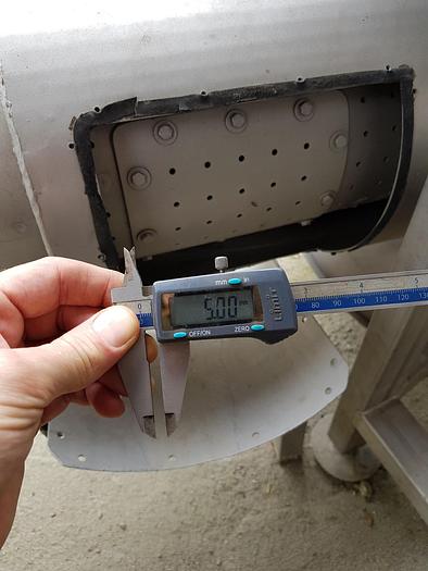 D'occasion Séparateur à vis pour séparer les liquides du lisier avec collecte du lisier à travers un panier ajouré avec un peigne rotatif