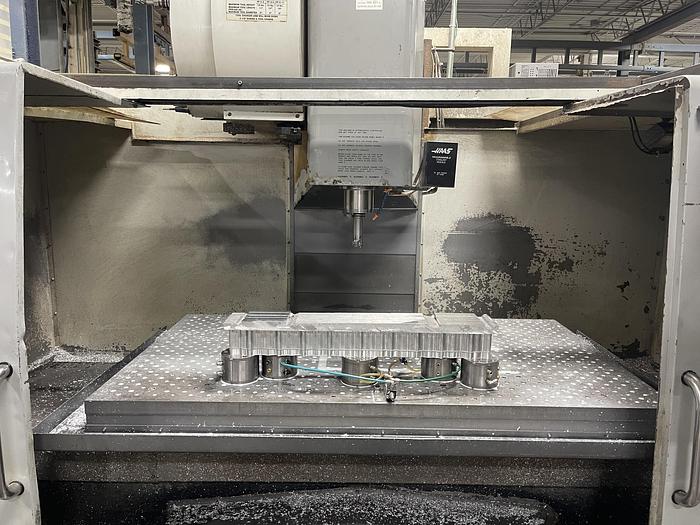 Used 64" x 40" X 30" HAAS VF-8 CNC VERTICALMACHINING CENTER