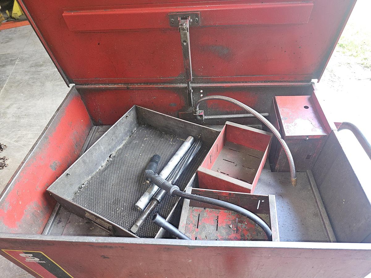 Used Safety Kleen 34" x 24" Model 34 Solvent Parts Washer Part #: 1134 