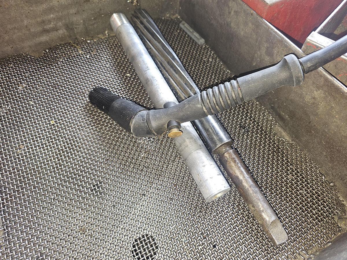 Used Safety Kleen 34" x 24" Model 34 Solvent Parts Washer Part #: 1134 