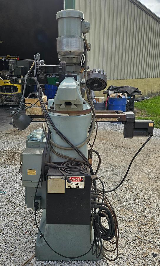 Used 2-Axis Bridgeport CNC Knee Mill Series I SWI Trak A.G.E. 2 Control Power Drawbar