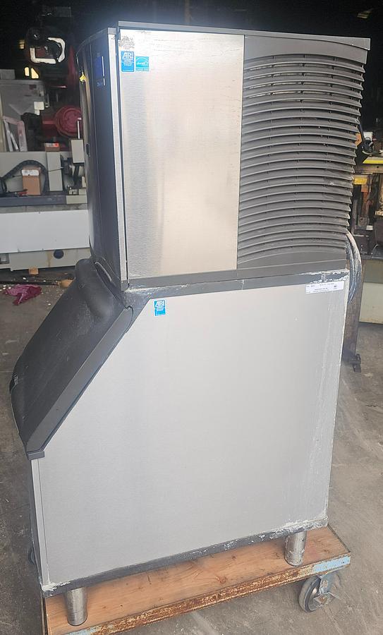 Used Manitowoc SY0324A Commercial Ice Machine - 350 lb Capacity & B320 Ice Bin