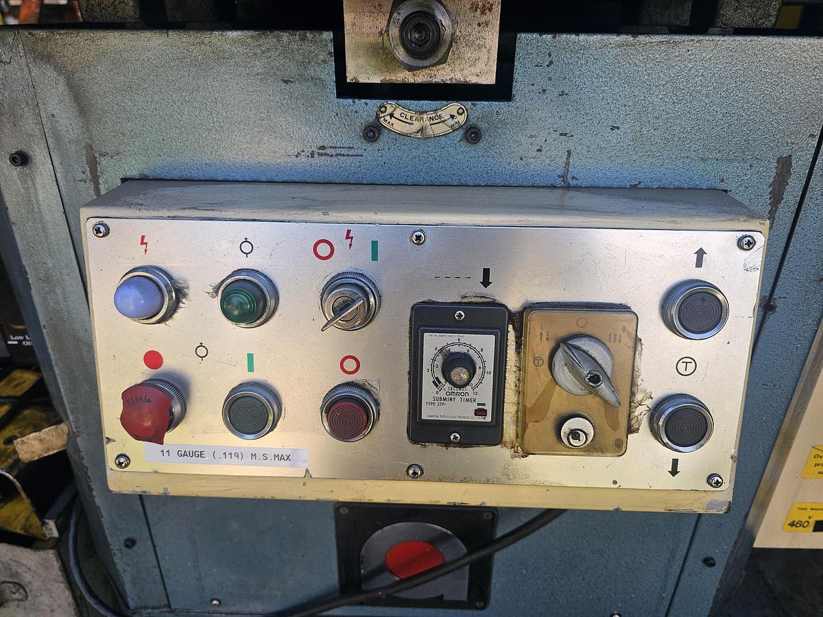 Used 10 Ton Amada CS-220 Hydraulic Corner Notcher 1/8" x 8-5/8", Foot Pedal Control