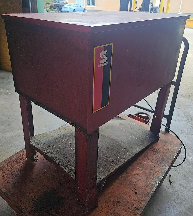 Used Safety Kleen 34" x 24" Model 34 Solvent Parts Washer Part #: 1134 