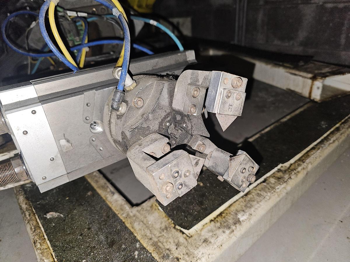 Used 2003 Fanuc 6 Axis Robot Cell R-2000ia/200F 200 kg Capacity R-J3IB Control