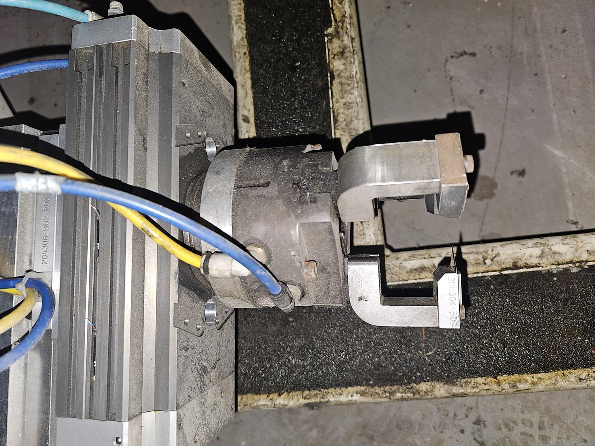 Used 2003 Fanuc 6 Axis Robot Cell R-2000ia/200F 200 kg Capacity R-J3IB Control