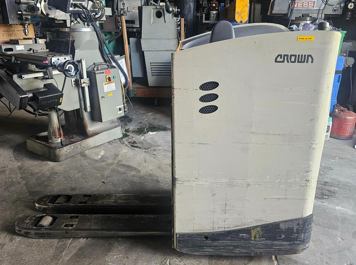 Used 24 Volt Crown RR 4000 Series Ride-On Pallet Jack RT 4020-20 w/Charger