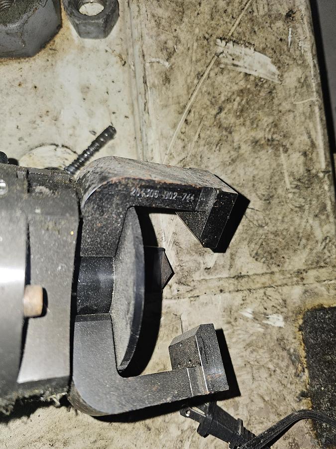 Used 2003 Fanuc 6 Axis Robot Cell R-2000ia/200F 200 kg Capacity R-J3IB Control