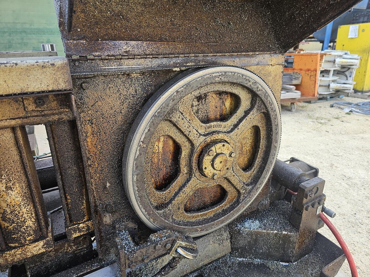 Used Hem H101A-1 Automatic Horizontal Bandsaw 12.75" x 12.75" Capacity 5 Hp