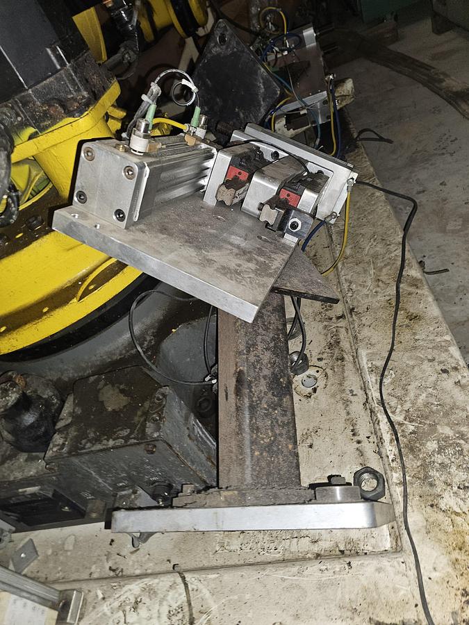 Used 2003 Fanuc 6 Axis Robot Cell R-2000ia/200F 200 kg Capacity R-J3IB Control