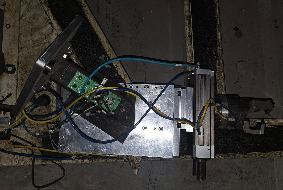 Used 2003 Fanuc 6 Axis Robot Cell R-2000ia/200F 200 kg Capacity R-J3IB Control