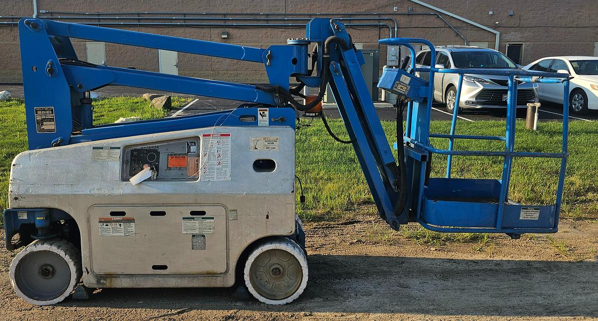 Used 1997 Genie Z20/8N Articulating Self Propelled Boom Lift 