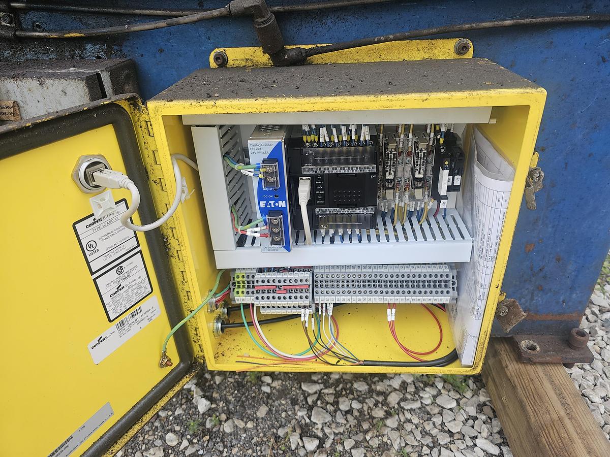 Used 9" x 16" Doall C-916M Horizontal Bandsaw 