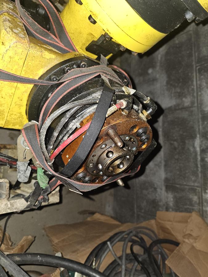 Used 2003 Fanuc 6 Axis Robot Cell R-2000ia/200F 200 kg Capacity R-J3IB Control