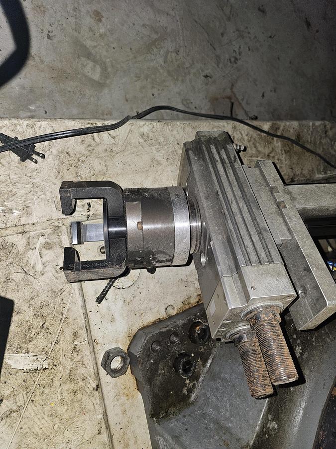 Used 2003 Fanuc 6 Axis Robot Cell R-2000ia/200F 200 kg Capacity R-J3IB Control