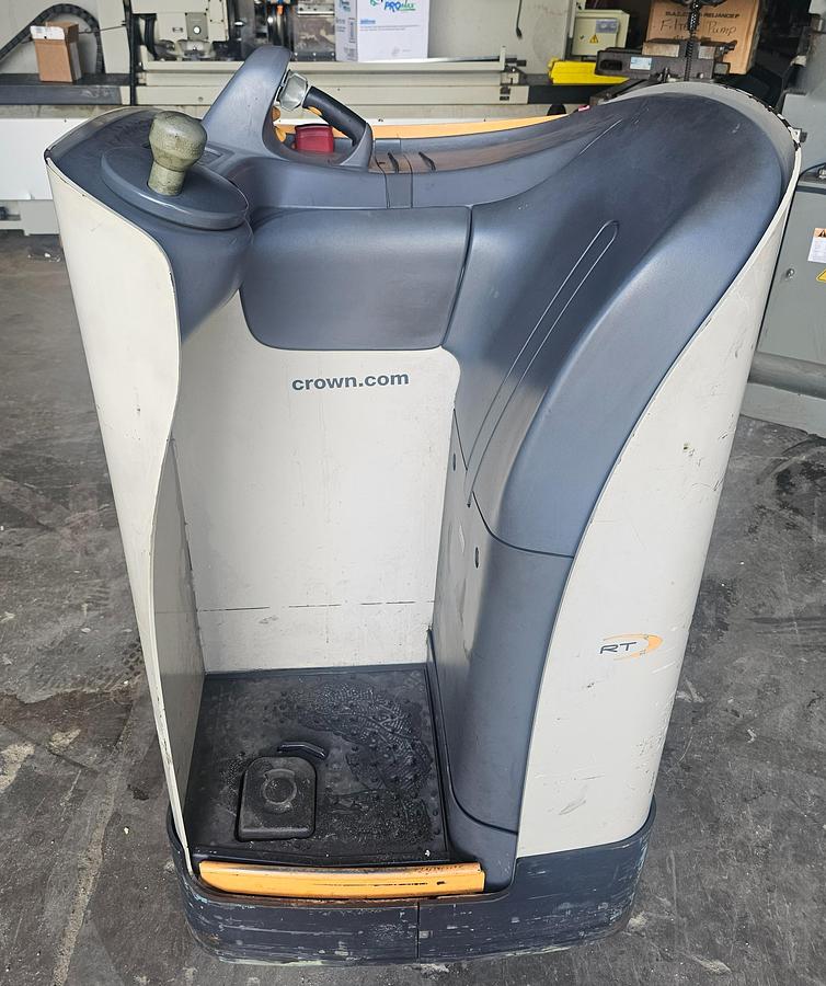 Used 24 Volt Crown RR 4000 Series Ride-On Pallet Jack RT 4020-20 w/Charger
