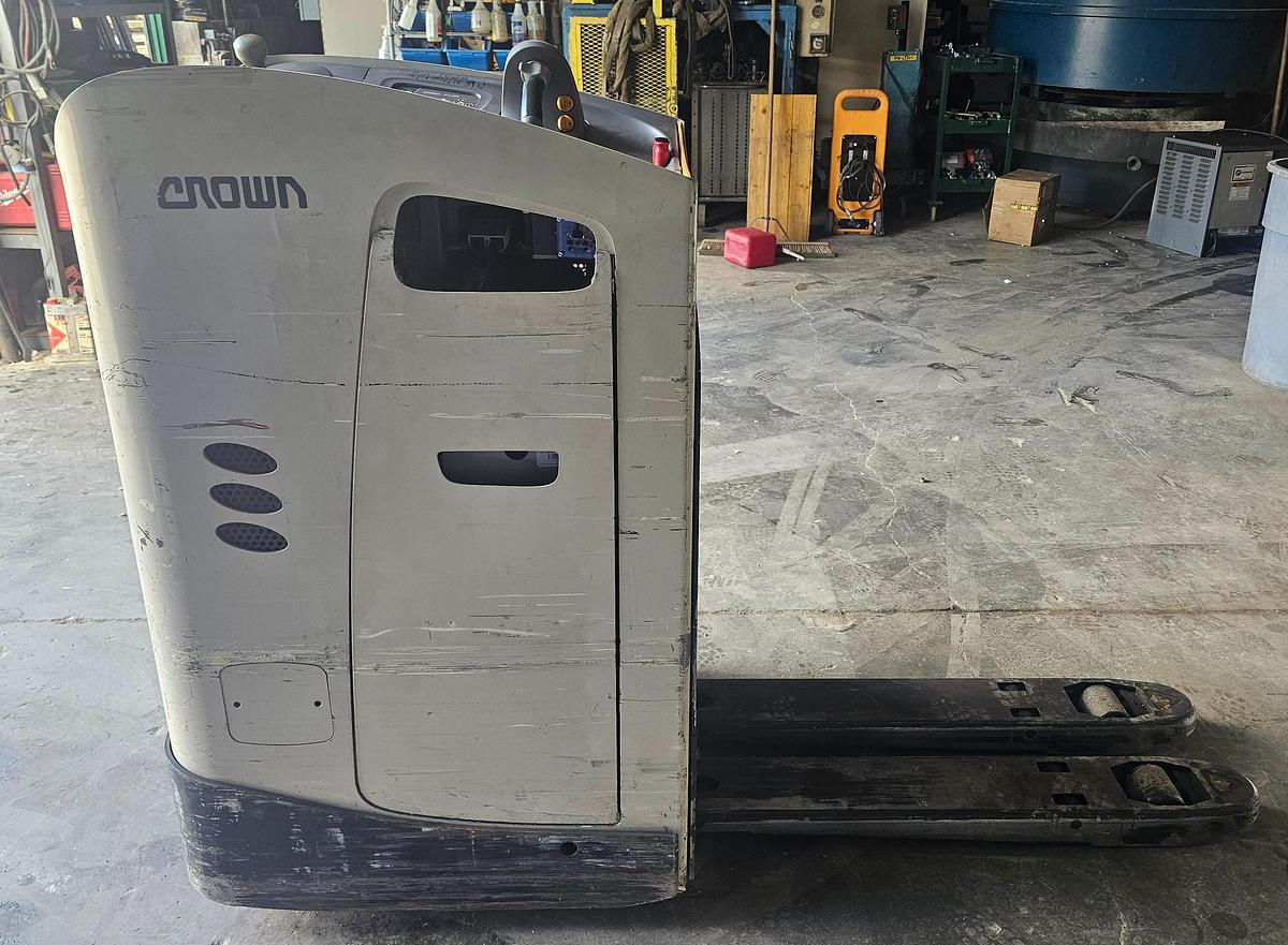 Used 24 Volt Crown RR 4000 Series Ride-On Pallet Jack RT 4020-20 w/Charger