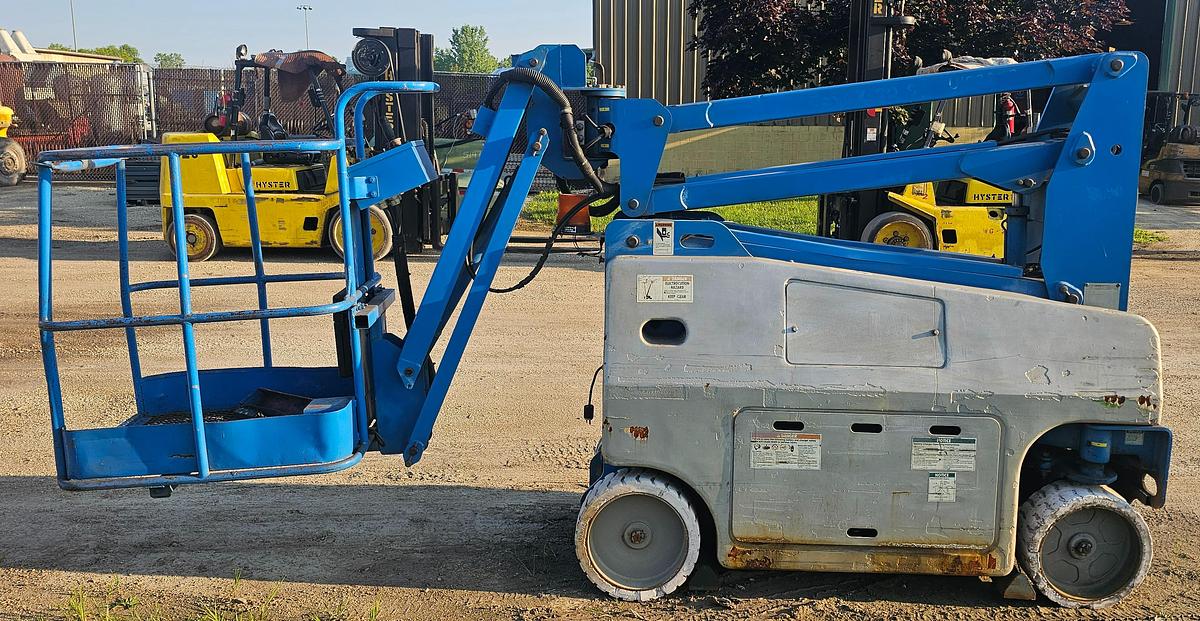 Used 1997 Genie Z20/8N Articulating Self Propelled Boom Lift 
