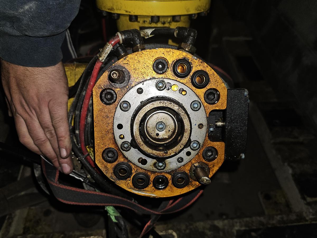 Used 2003 Fanuc 6 Axis Robot Cell R-2000ia/200F 200 kg Capacity R-J3IB Control