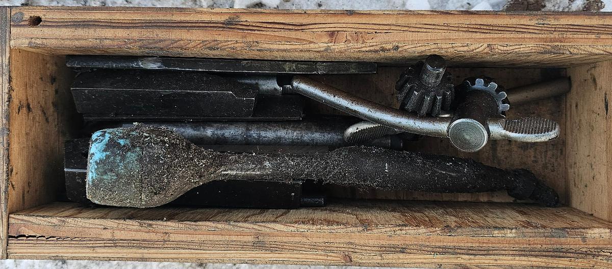 Used Cincinnati Hydrashift 22 Engine Lathe 23.5" Swing x 72" Centers