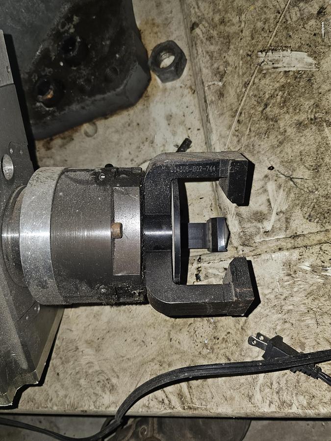 Used 2003 Fanuc 6 Axis Robot Cell R-2000ia/200F 200 kg Capacity R-J3IB Control