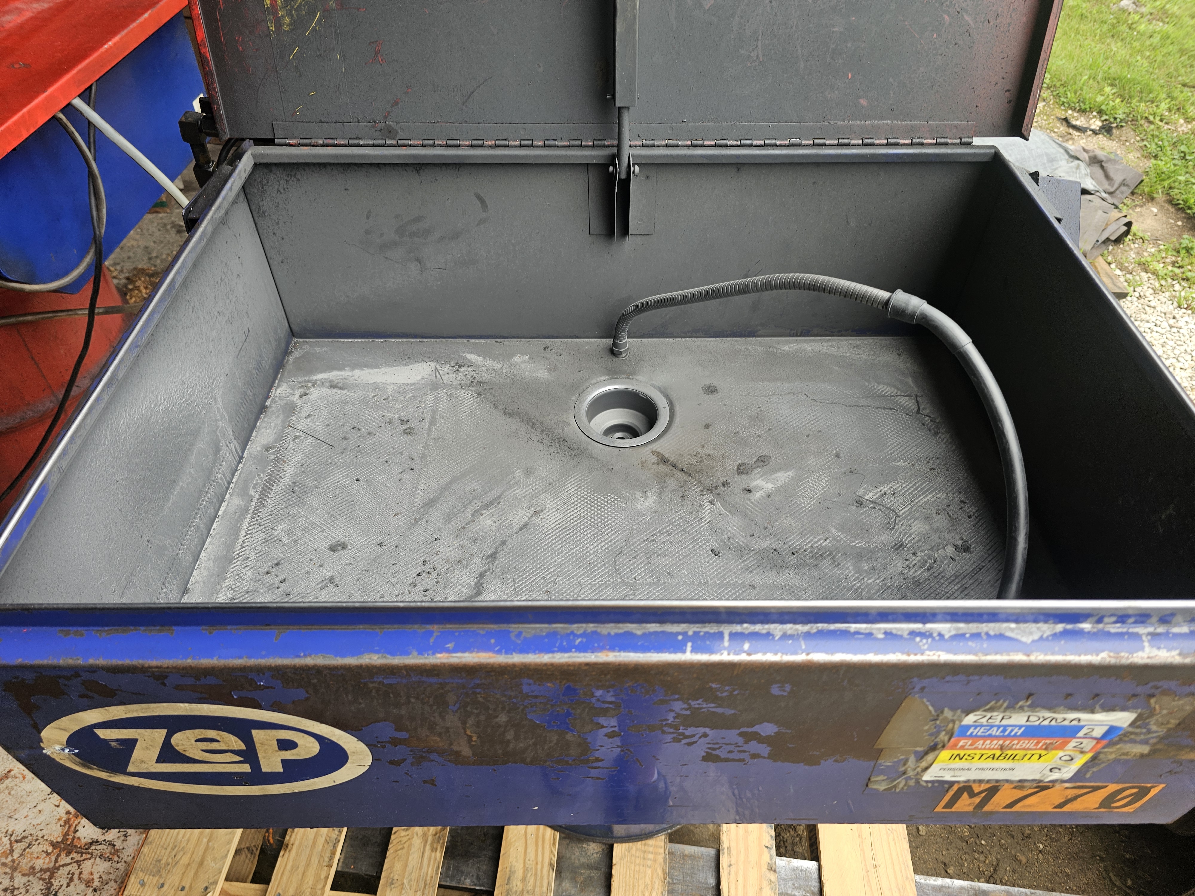 Used Zep Dyna-Clean II Industrial Solvent Parts Washer w/ Flow-Thru Brush, 30 Gal Drum, 115V