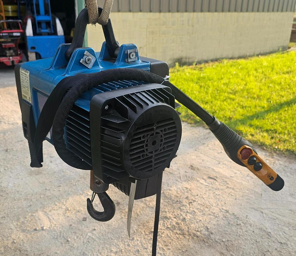 Used 1 Ton Demag DC-COM 10-1000 Electric Chain Hoist, 17' Lift 440-480V, 3 ph